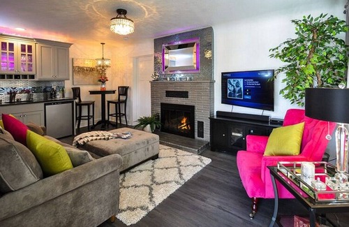 Jacksonville Cottage | TIGERS DEN - #1 BEST LOCATION, ROMANTIC, STUNNING, STEPS TO BRITT FESTIVAL