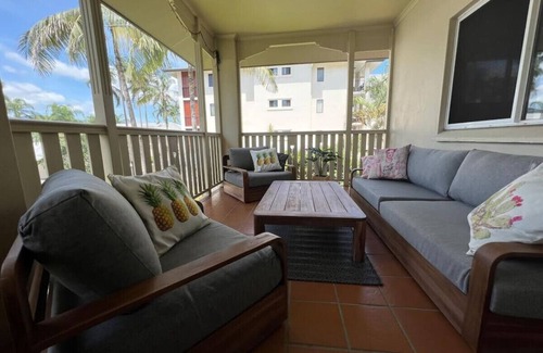 Bungalow Condo | Tiki Dreams: Charming Cairns Retreat with Pool, Balcony & Easy Access to the City Center
