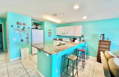 Innerarity Townhomes House | Tiki Hut: Waterfront, Amazing Views, & 2 Kayaks!