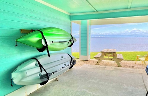 Innerarity Townhomes House | Tiki Hut: Waterfront, Amazing Views, & 2 Kayaks!