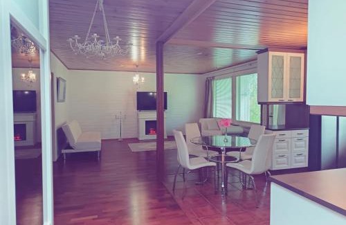 Vanhahovi House | Tilava omakotitalo palveluiden äärellä lähellä rantaa