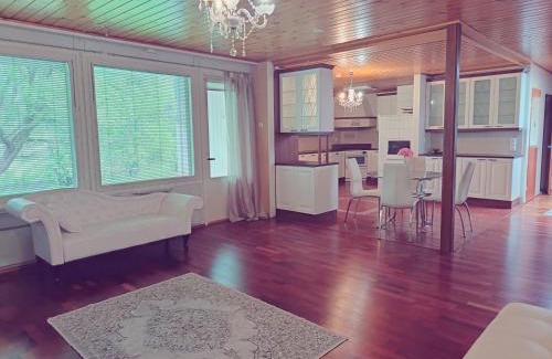 Vanhahovi House | Tilava omakotitalo palveluiden äärellä lähellä rantaa