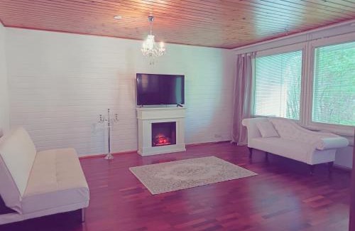 Vanhahovi House | Tilava omakotitalo palveluiden äärellä lähellä rantaa