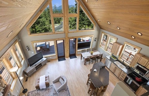 Cle Elum House | Tillman Lodge - Enjoy the hot tub and relax in luxury on 3 acres,