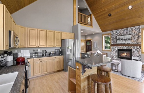 Cle Elum House | Tillman Lodge - Enjoy the hot tub and relax in luxury on 3 acres,