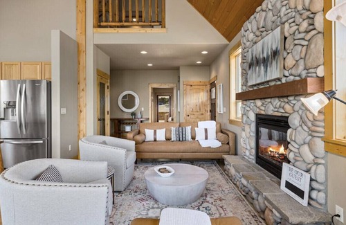 Cle Elum House | Tillman Lodge - Enjoy the hot tub and relax in luxury on 3 acres,