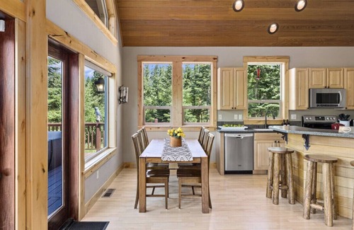 Cle Elum House | Tillman Lodge - Enjoy the hot tub and relax in luxury on 3 acres,