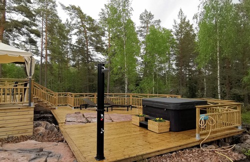 Karlstad Ski Chalet | Timber cottage 1/2 with Jacuzzi close to the Vänern