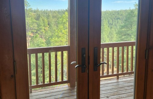 Happy Jack Cabin | Timber Lodge Retreat- family-friendly, enjoy 4 acres of privacy in the pines!