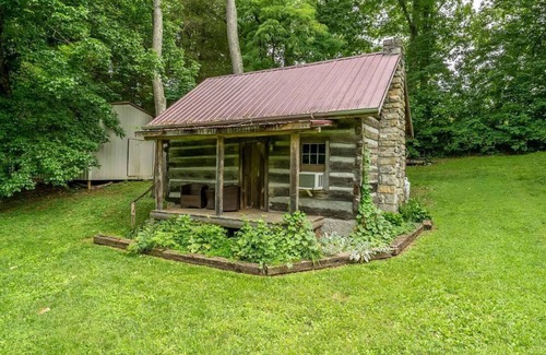 Bluff City Cabin | "Timber Lodge", Rustic 4BR Log Cabin + Guesthouse