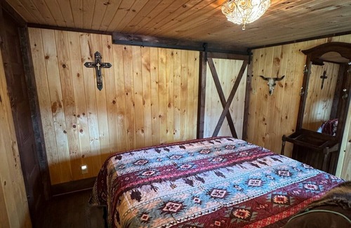 Old Washington Cabin | Timberline Cabins - Peaceful Pines Lodge, WiFi, Pets, Stalls, Hot Tub
