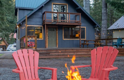 Packwood House | Timberline Creekside Chalet @ Mt Rainier-Sleeps10- Wave WIFI, Pets Welcome!