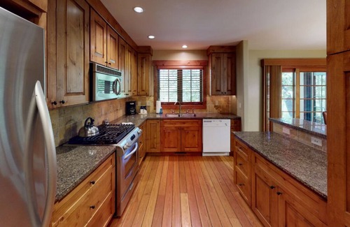 Tamarack Ski Chalet | Timberwolf Chalet - Charming Chalet |Soaking Tub and Wood Fireplace
