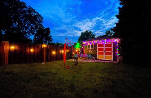 Normal House | Time Traveler - Hot Tub, firepit, grill, games, and fun!