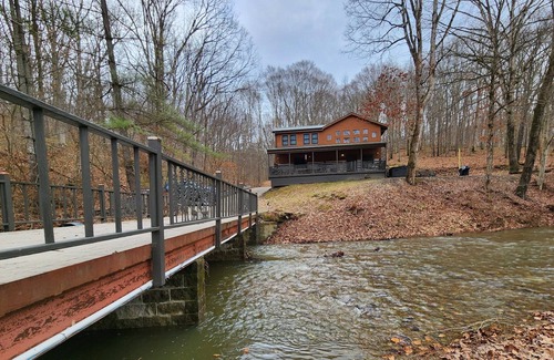 Gnaw Bone Cabin | TIMELESS IVORY LODGE: Cabin & creek, Hot Tub, 5min to Nashville! Pet friendly