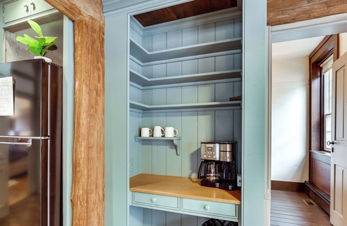 Dundee House | Timeless Winesburg Farmhouse w/Deck