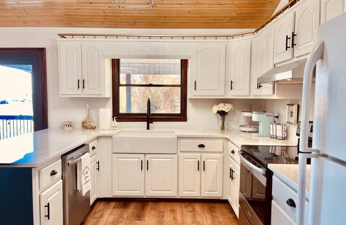 Winchester Cabin | ☀️Tims Ford Bliss☀️ amazing Lakefront views, private Dock, Beach, Firepit, Fun!