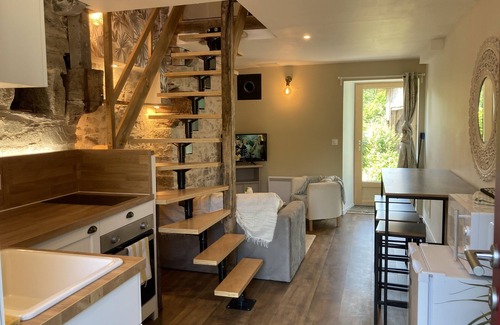 Neant-sur-Yvel House | Tiny Gîte Rénové en Lisière de Brocéliande