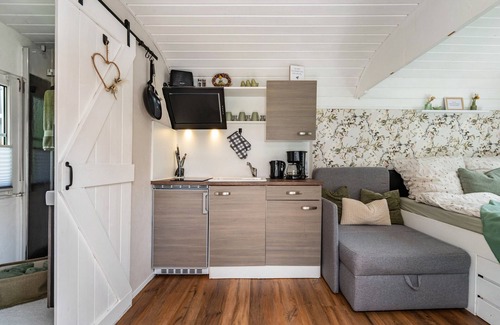 Oelsnitz House | Tiny Home 'Amselnest' with Lake View, Private Terrace and Wi-Fi
