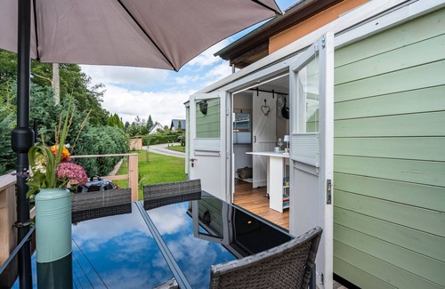 Oelsnitz House | Tiny Home 'Amselnest' with Lake View, Private Terrace and Wi-Fi