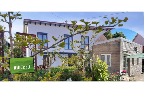 Bad Urach House | Tiny Home 'Friedlinde' with Shared Terrace, Shared Garden and Wi-Fi