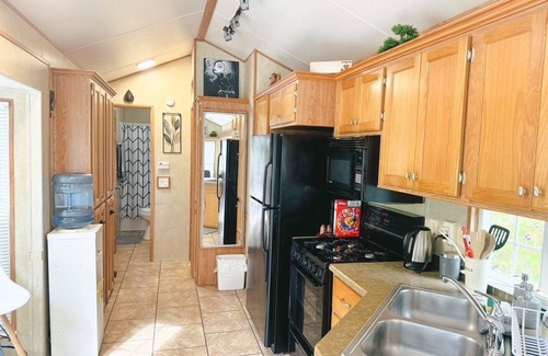 Lindell Beach Cabin | Tiny Home in Holiday Resort 2 min drive to Lindell beach
