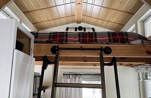 Greenwater Cabin | Tiny Home in the wilderness, 20min outside Mt. Rainer and Crystal Mountain