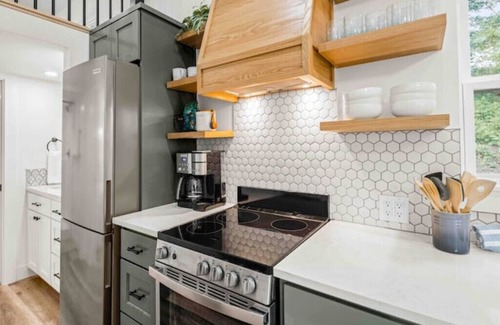 Bentonville Cottage | Tiny Home on Price Coffee Rd! Sleeps 6!