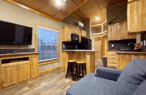 Wyldwood House | Tiny Home Retreat Near Austin: Perfect for Couples or Groups of Four 🌿