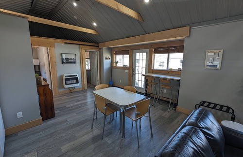Stow Cottage | Tiny House #2 - Spacious & Modern "Tiny Home" with 2 bdrms - Lakefront Property!