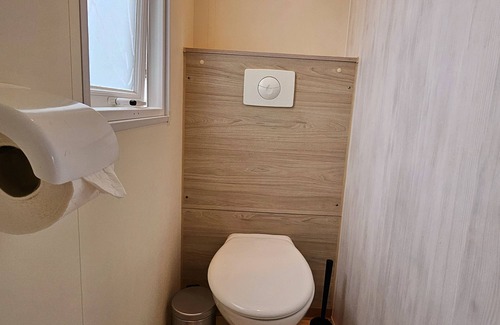 Geraardsbergen Ski Chalet | Tiny house 6B by pond - ideal for expats, entrepreneurs & nature lovers
