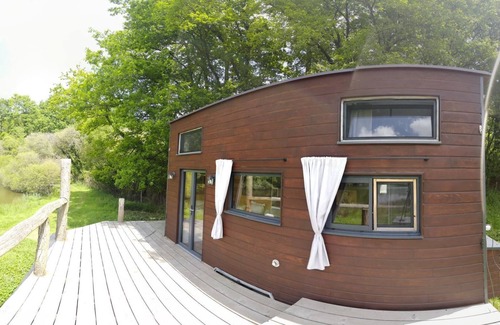 Saint-Bazile House | Tiny House au Bord D'un Étang - Terra Nostra