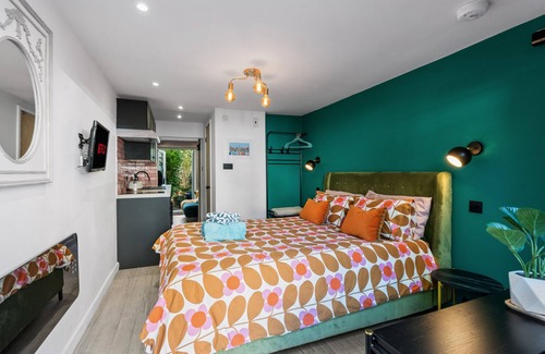 Brighton City Centre Cabin | Tiny House, Brighton with Parking