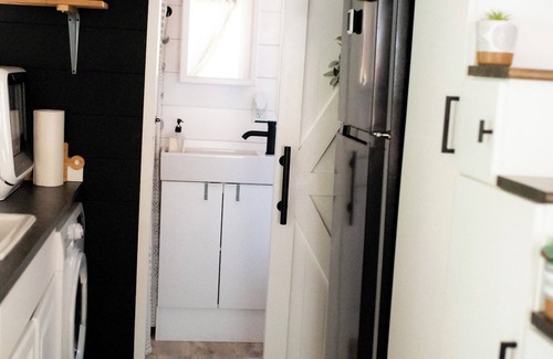 Phoenix Lake-Cedar Ridge House | Tiny house Glamping in the mountains 🌻 Walk to private lake!