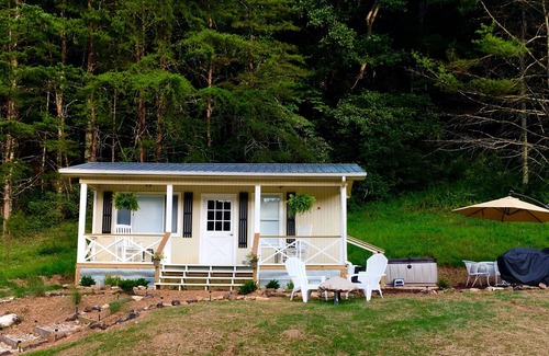 Clayton House | Tiny House in the Mountains- waterfall, jacuzzi and stunning farm views