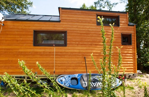 Kloster Lehnin Resort | Tiny House 'Number 2 Ernesto' with Lake View, Garden & Wi-Fi