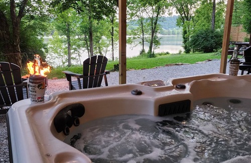 Bentonville Cabin | Tiny house on Ohio River cozy, relaxing, peaceful, fishing, kayaking, w/hot tub