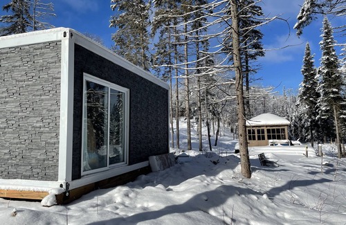 Strong Apartment | Tiny House on the River with Wifi, Sauna and Hot Tub.