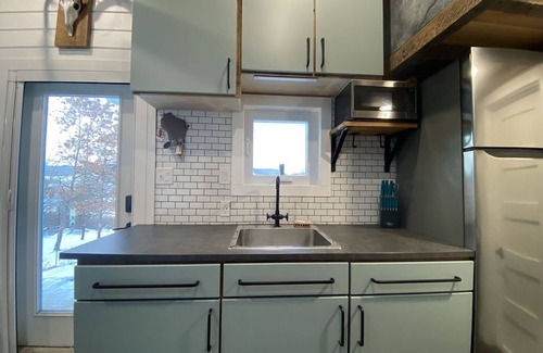 Dorchester House | Tiny House on Upper Iowa River w/hot tub
