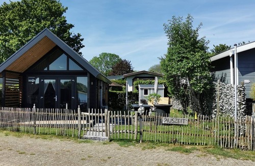 Rheden House | Tiny house time-out with lake view. In Holland, quiet, comfortable, right on the water.