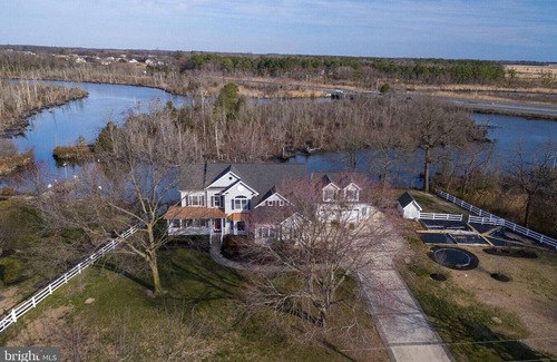 Lincoln House | Tiny house w/ Pool on water near Beaches / turf