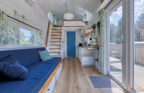 Zeewolde House | Tiny house with a maximum of 6 sleeping spots in the color blue.