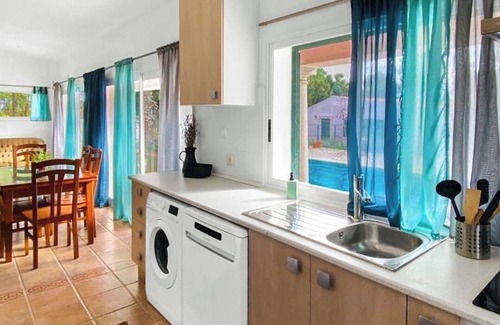 Palmela House | Tiny House with Pool in Pinhal Novo by Hostlovers
