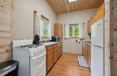 Bigfork Cabin | Tiny house with sleeping loft, full kitchen and 3/4 Bathroom with Sauna! - Pet Friendly!