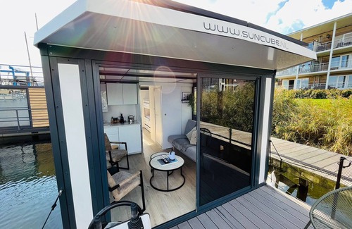 Zeewolde Boat Rental | Tiny houseboat near the restaurants and the center