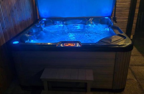Lanaken Other | Tiny Lodge met prive Jacuzzi