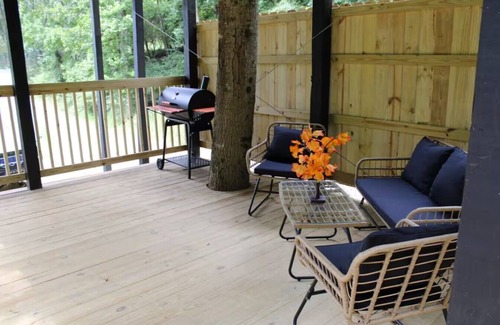 Jonesville House | Tiny Treehouse Escape with Wi-Fi, Modern Amenities, BBQ Deck + Mountain Views