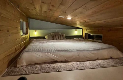 Cape Neddick House | Tinyhome in York, ME with hot tub + outdoor shower!