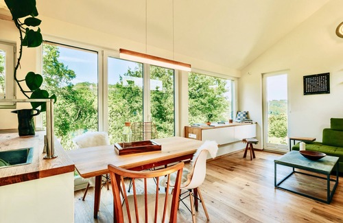 Dessighofen House | Tinyhouse Minimalus mit Panorama Schlafloft im Grünen mit Outdoordusche