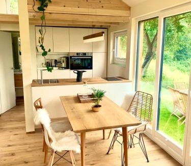 Dessighofen House | Tinyhouse Minimalus Panorama Schlafloft im Grünen